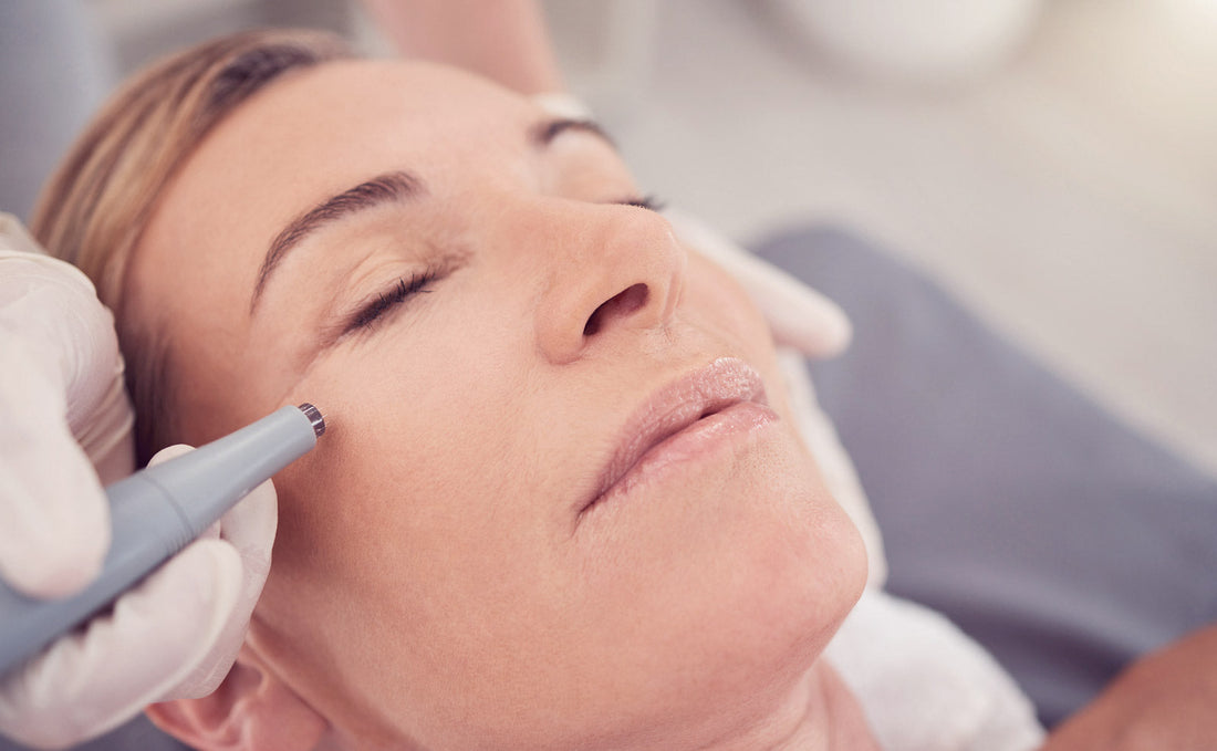 Preparación de paciente para tratamiento de endolifting facial en clínica estética Relux, primer plano del rostro